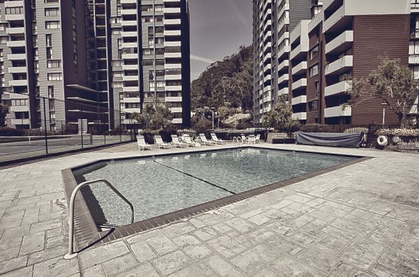 Gateview pool without permanent lift chair attached to the deck.